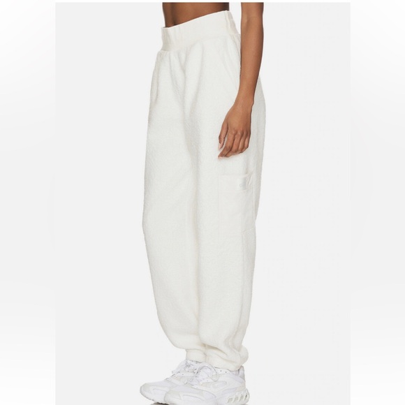 ALO Yoga Micro Sherpa High-Waist Solstice Sweatpants - Picture 5 of 16